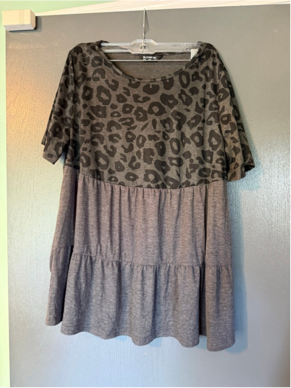 Women's BLOOMCHIC Gray Black Leopard Print Tunic Top Size 10